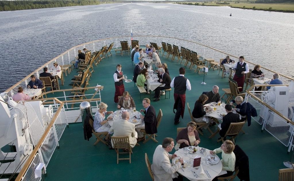 Cruising can be a great way for singles to make new friends. Cruising can be a great way for singles to make new friends.